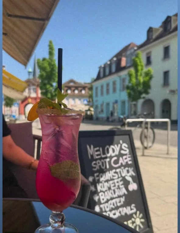 Pinker Barbie Cocktail vor der Kreidetafel auf der Terrasse