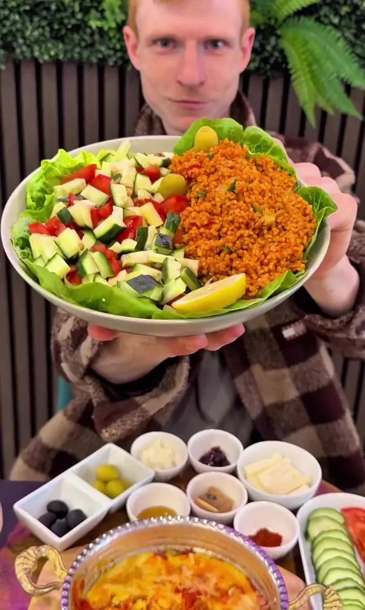 Kısır-Bowl mit Bulgursalat und frischem Gemüse