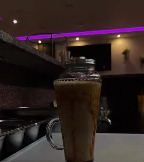 Iced Latte wird am Tresen aufgegossen