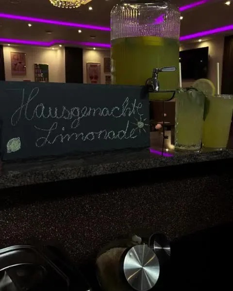 Hausgemachte Limonade am Zapfhahn mit Kreidetafel