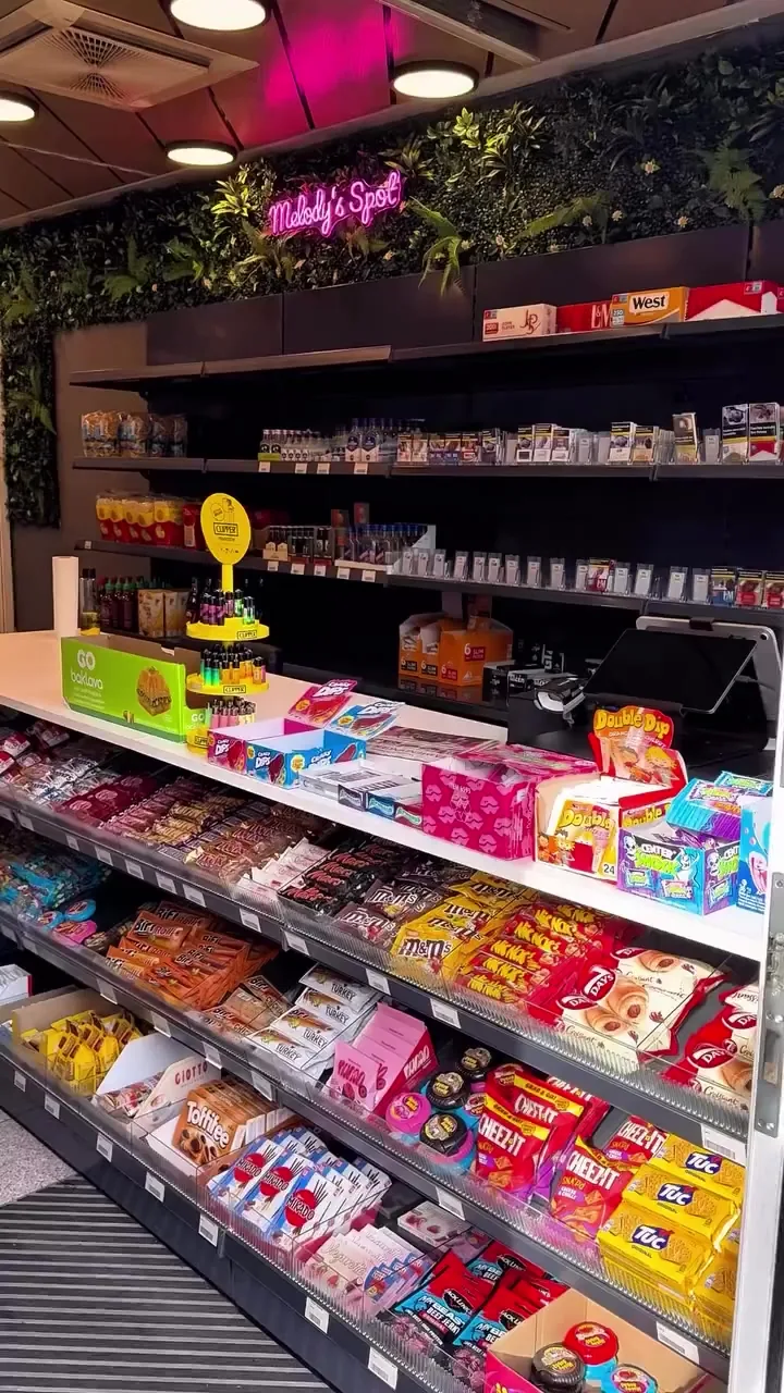 Kiosk-Regal voller Snacks und Süßigkeiten