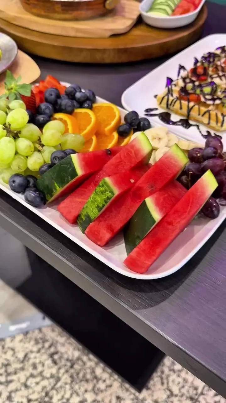 Großer Obstteller mit Wassermelone, Trauben und Orangen