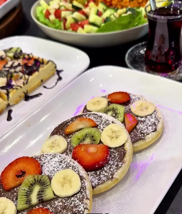 Fluffige Pancakes mit Erdbeeren, Kiwi und Banane
