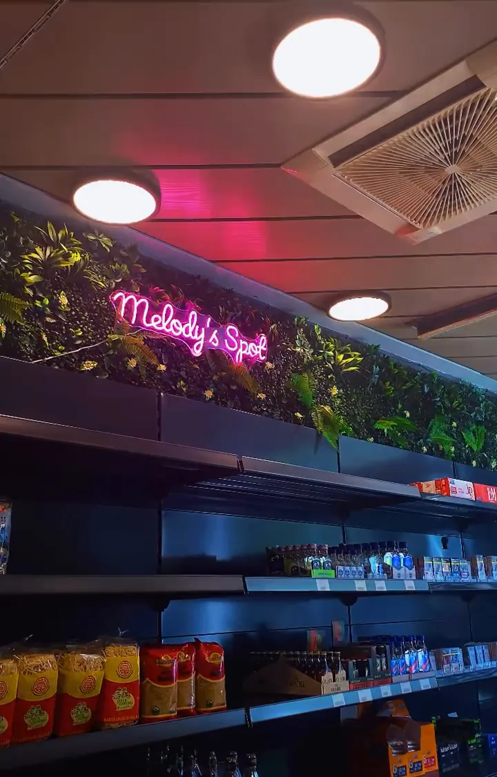 Pinkes Neon über den Späti-Regalen