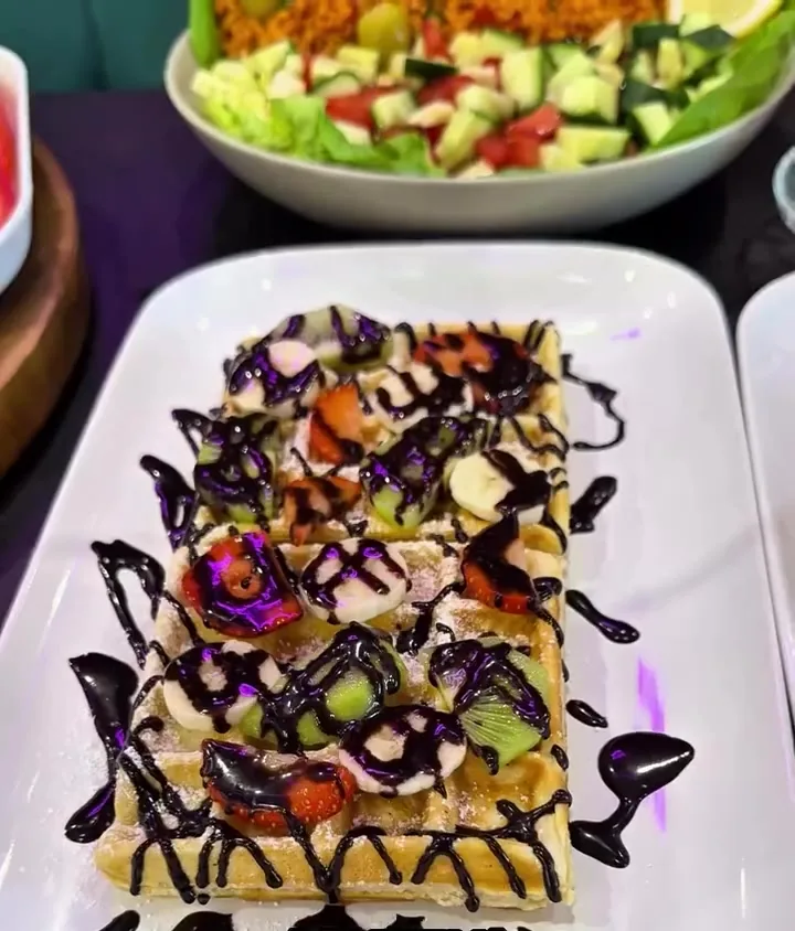 Waffeln mit Früchten und Schokolade
